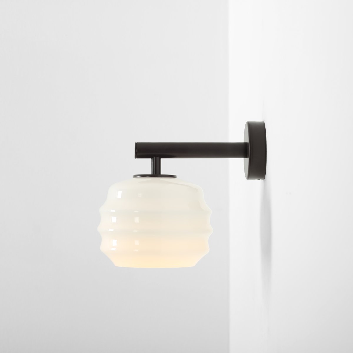 Puff 23cm Mörkbrun vägglampa från Artera - Puff &auml;r en charmig v&auml;gglampa som kombinerar mjuka former med en modern och stilren design.