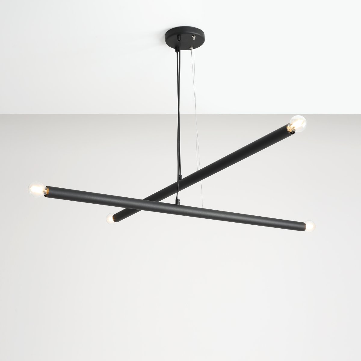 Tubo 4 100cm Svart taklampa från Artera - Varje r&ouml;r &auml;r 100 cm l&aring;ngt med en diameter p&aring; 3,2 cm och har ljusk&auml;llor i b&aring;da &auml;ndarna.