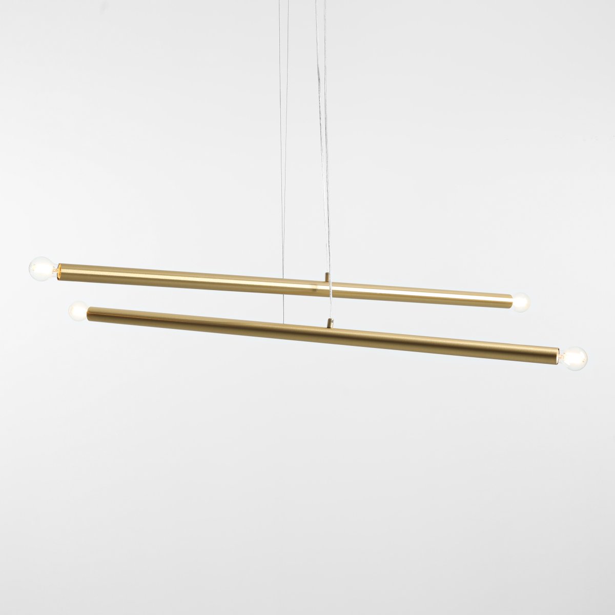 Tubo 4 100cm Mässing taklampa från Artera - Tubo 4 &auml;r en modern takpendel med en stilren och minimalistisk design.