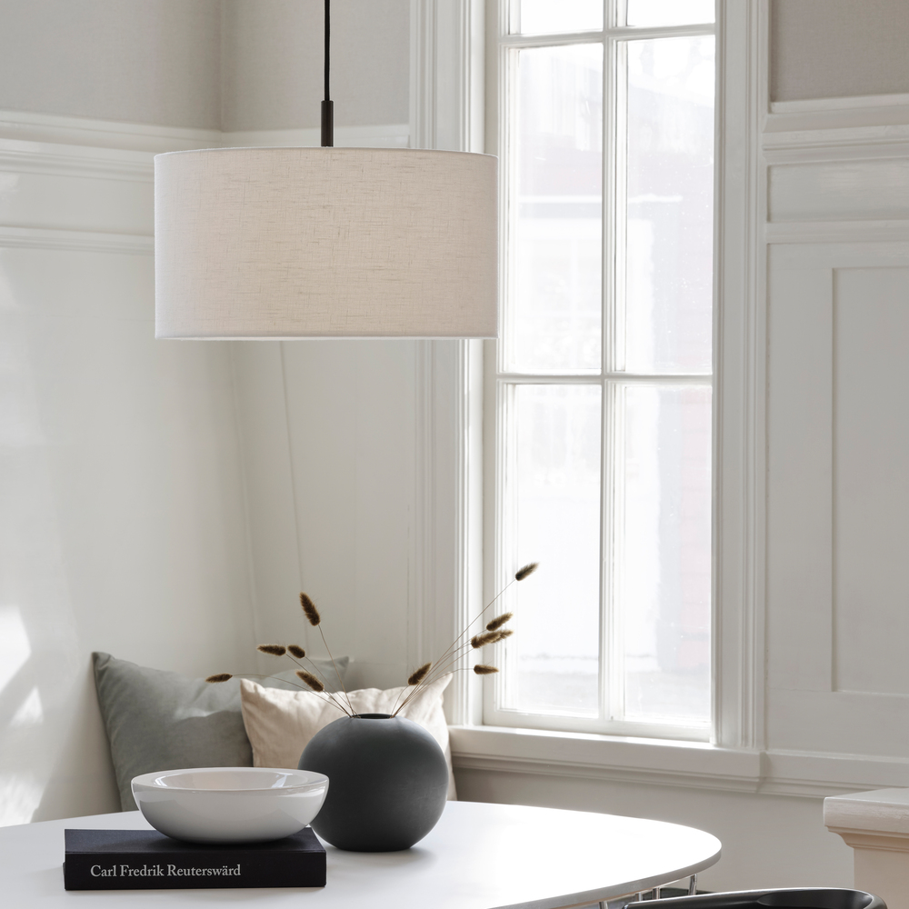 Soft Ø44 Vit/brons taklampa från Belid - Soft pendel &auml;r en stilren lampa med en mjukt rundad form som skapar ett varmt och behagligt ljus.