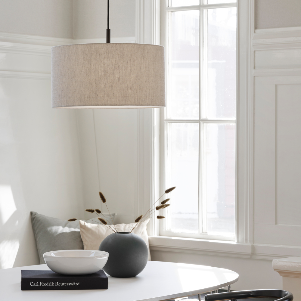 Soft Ø44 Natur/brons taklampa från Belid - Soft pendel &auml;r en stilren lampa med en klassisk, rundad form och ett mjukt uttryck.
