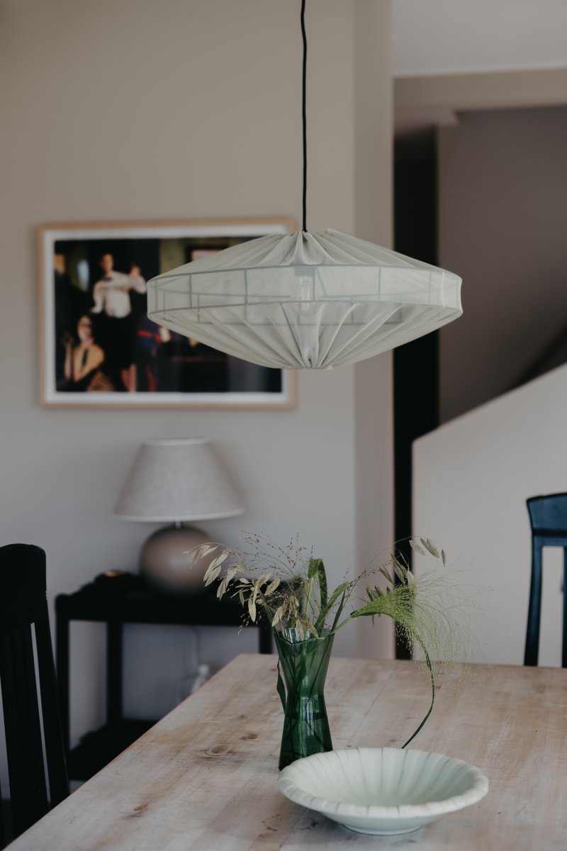 Alba skärm exkl. upphäng Ø58 Grön taklampa från Alde & Lind - Med det semitransparenta tyget i salviagr&ouml;n f&auml;rg f&aring;r lampsk&auml;rmen Alba ett sofistikerat och elegant uttryck.