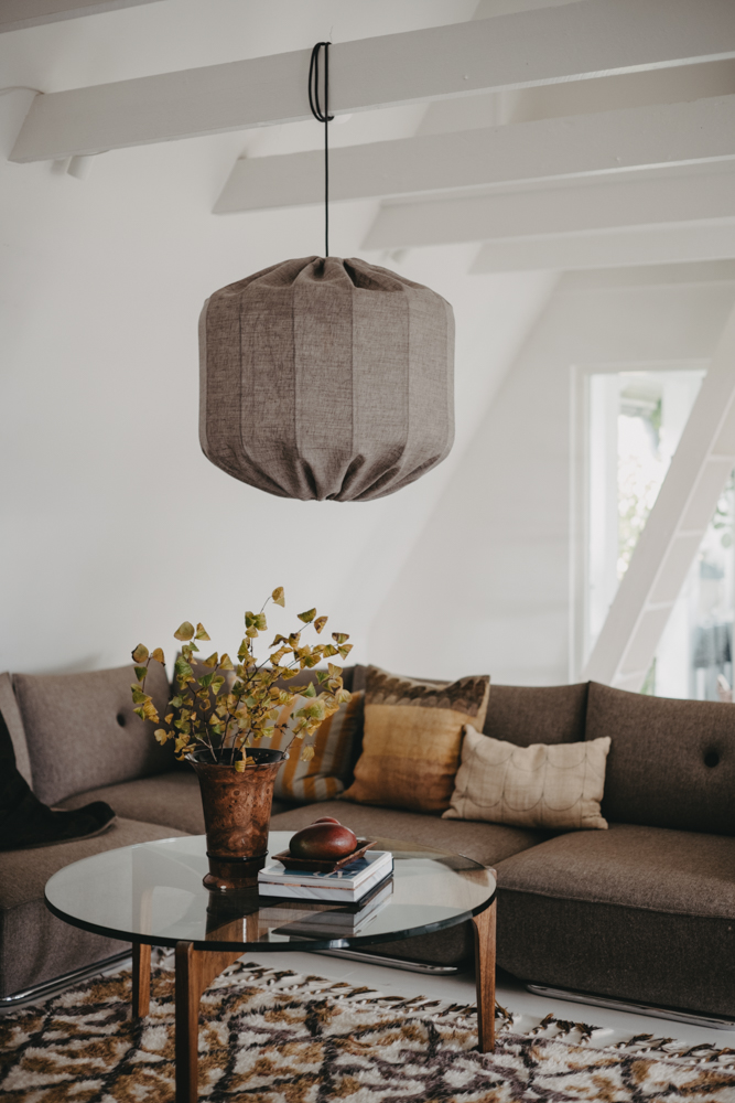Dester skärm exkl. upphäng Ø58 Brun taklampa från Alde & Lind - Linnetyget ger lampsk&auml;rmen Dester ett sofistikerat och elegant uttryck.