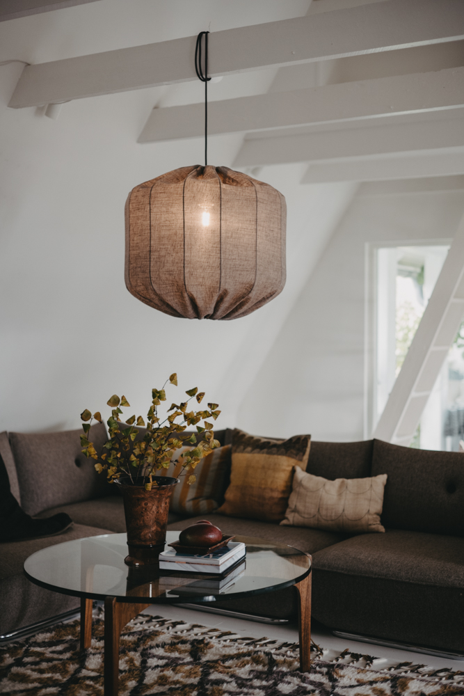 Dester skärm exkl. upphäng Ø58 Brun taklampa från Alde & Lind - Linnetyget ger lampsk&auml;rmen Dester ett sofistikerat och elegant uttryck.
