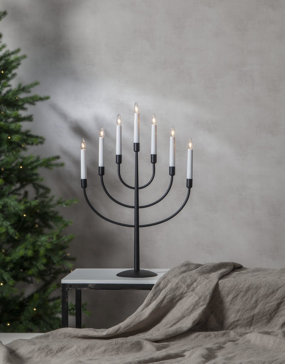 Titus Svart från Star Trading - Sprider ett h&auml;rligt ljus och skapar julst&auml;mning.