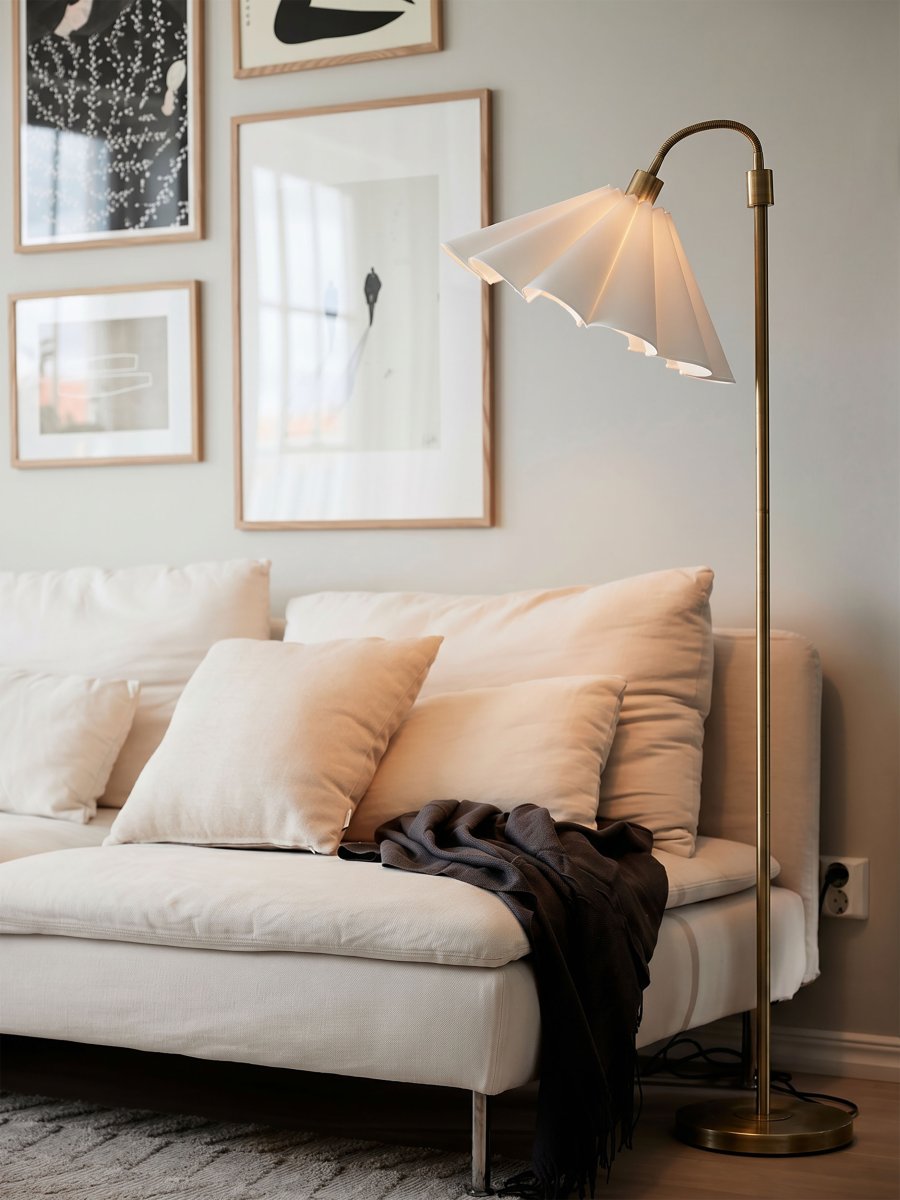 Amy Flex Guld golvlampa från PR Home - Lampan har en stomme av metall i guldfinish med en justerbar &ouml;vre arm och str&ouml;mbrytare p&aring; sockeln f&ouml;r enkel anv&auml;ndning.