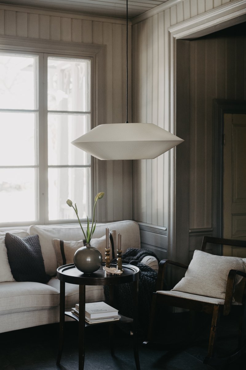 Pollux skärm exkl. upphäng Ø75 Offwhite taklampa från Alde & Lind - Detta &auml;r en lampsk&auml;rm som passar i flera olika rum men den &auml;r perfekt att s&auml;tta &ouml;ver ett matbord.