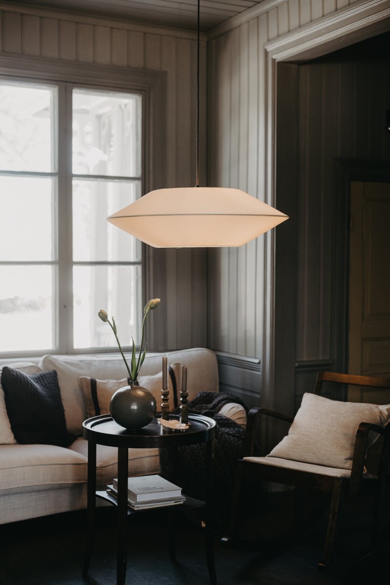 Pollux skärm exkl. upphäng Ø75 Offwhite taklampa från Alde & Lind - Detta &auml;r en lampsk&auml;rm som passar i flera olika rum men den &auml;r perfekt att s&auml;tta &ouml;ver ett matbord.