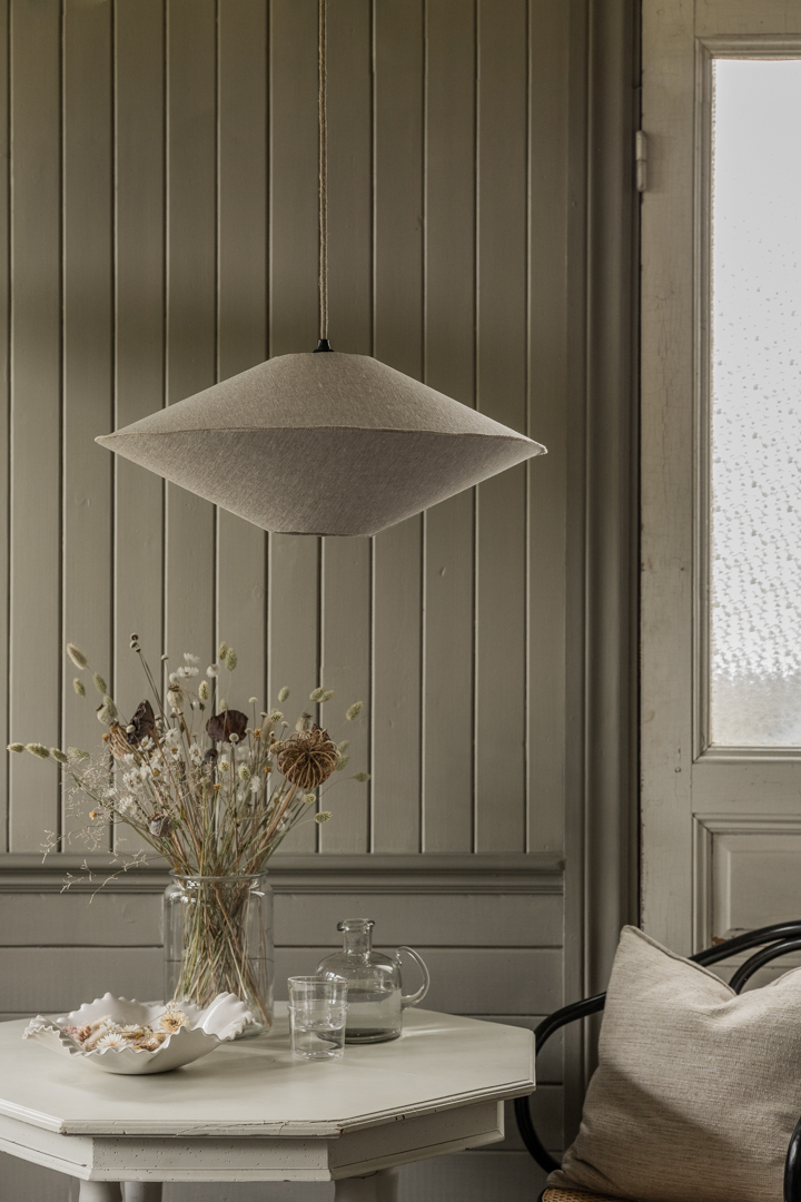 Vega skärm exkl. upphäng Ø58 Natur taklampa från Alde & Lind - Lampsk&auml;rmen Vega &auml;r kl&auml;dd i tyg av 100% lin, med en synlig over-lock s&ouml;m som snygg detalj p&aring; sk&auml;rmens mitt d&auml;r ovansida och undersida sammanfogas.