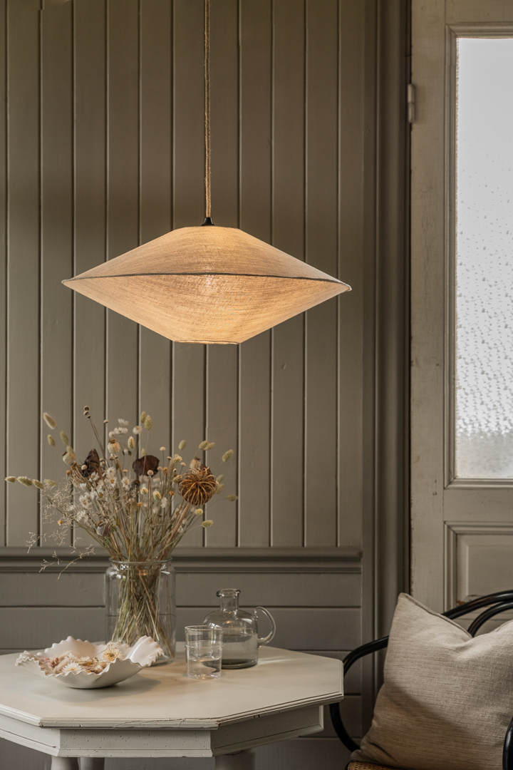 Vega skärm exkl. upphäng Ø58 Natur taklampa från Alde & Lind - Lampsk&auml;rmen Vega &auml;r kl&auml;dd i tyg av 100% lin, med en synlig over-lock s&ouml;m som snygg detalj p&aring; sk&auml;rmens mitt d&auml;r ovansida och undersida sammanfogas.