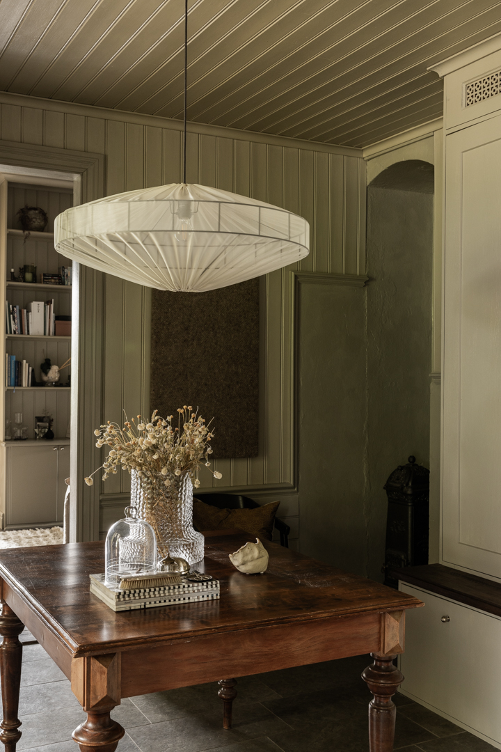 Alba skärm exkl. upphäng Ø78 Sand taklampa från Alde & Lind - Med det semitransparenta tyget i en sand/beige f&auml;rg f&aring;r lampsk&auml;rmen Alba ett sofistikerat och elegant uttryck.