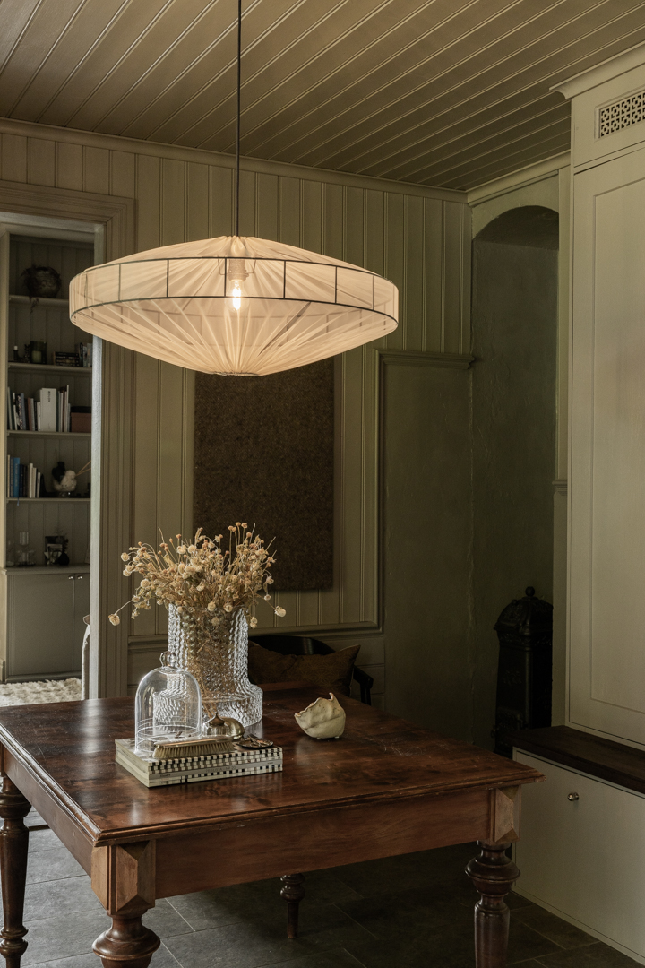 Alba skärm exkl. upphäng Ø78 Sand taklampa från Alde & Lind - Med det semitransparenta tyget i en sand/beige f&auml;rg f&aring;r lampsk&auml;rmen Alba ett sofistikerat och elegant uttryck.