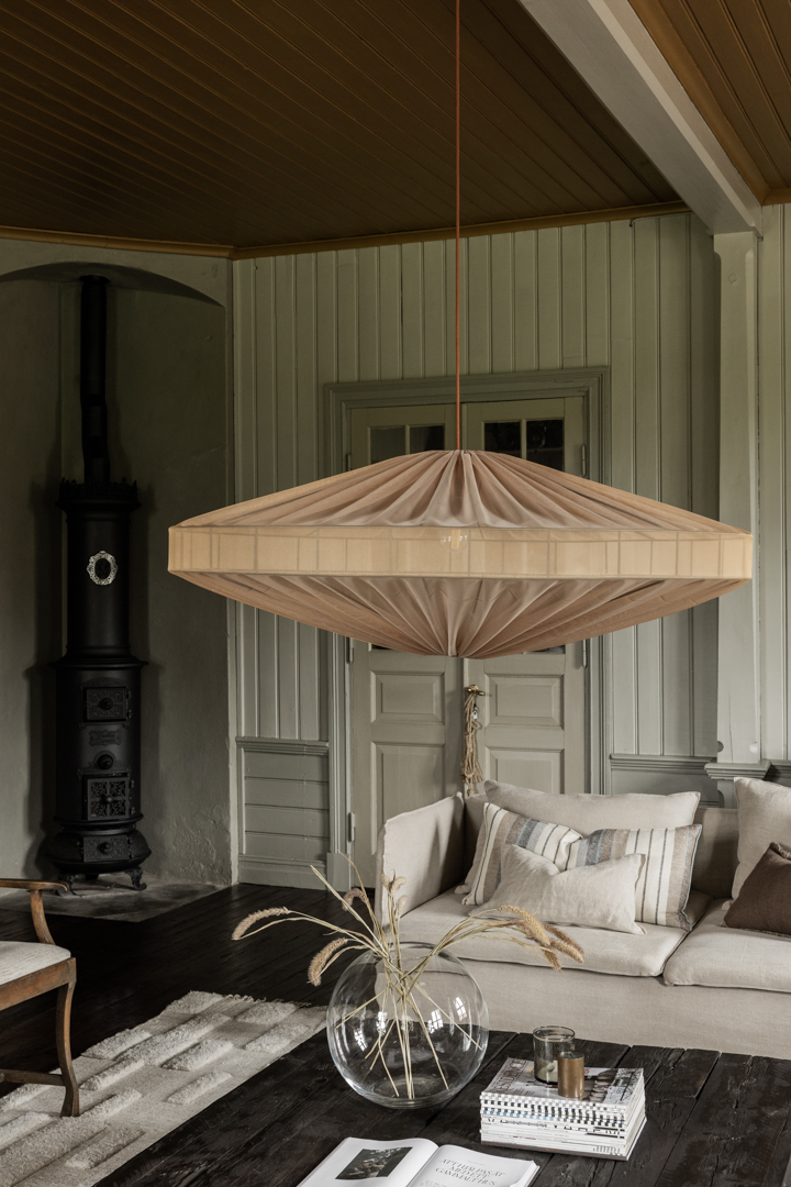 Alba skärm exkl. upphäng Ø115 Orange taklampa från Alde & Lind - Med det semitransparenta tyget i en korall/ljus orange f&auml;rg f&aring;r lampsk&auml;rmen Alba ett sofistikerat och elegant uttryck.