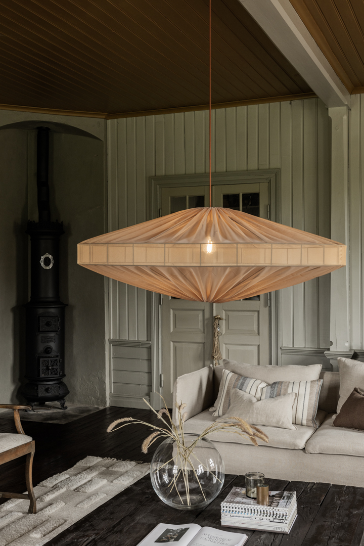 Alba skärm exkl. upphäng Ø115 Orange taklampa från Alde & Lind - Med det semitransparenta tyget i en korall/ljus orange f&auml;rg f&aring;r lampsk&auml;rmen Alba ett sofistikerat och elegant uttryck.