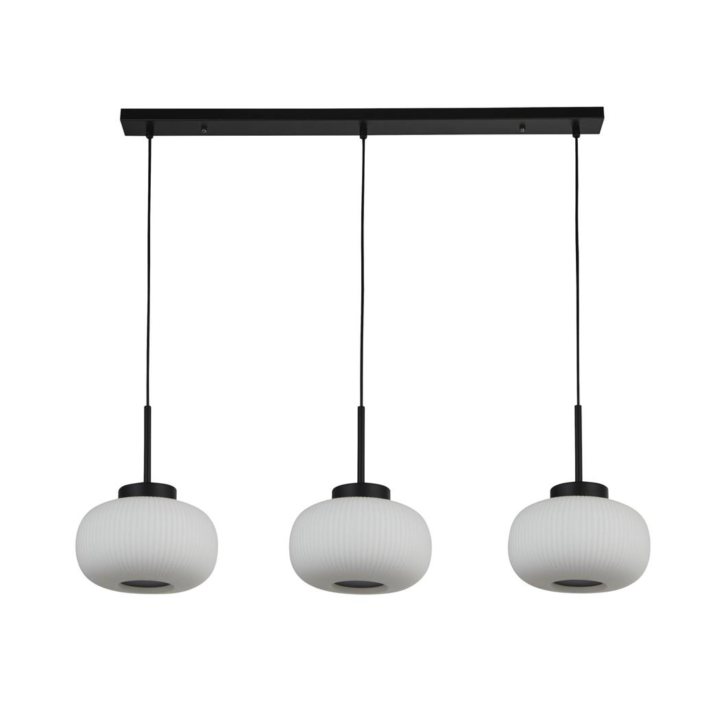 Lumina 104cm Svart taklampa från Searchlight - Den mattsvarta metallramen i kombination med r&auml;fflade sk&auml;rmar i opalglas skapar en modern och stilfull look som passar b&aring;de ljusa och m&ouml;rka inredningar.