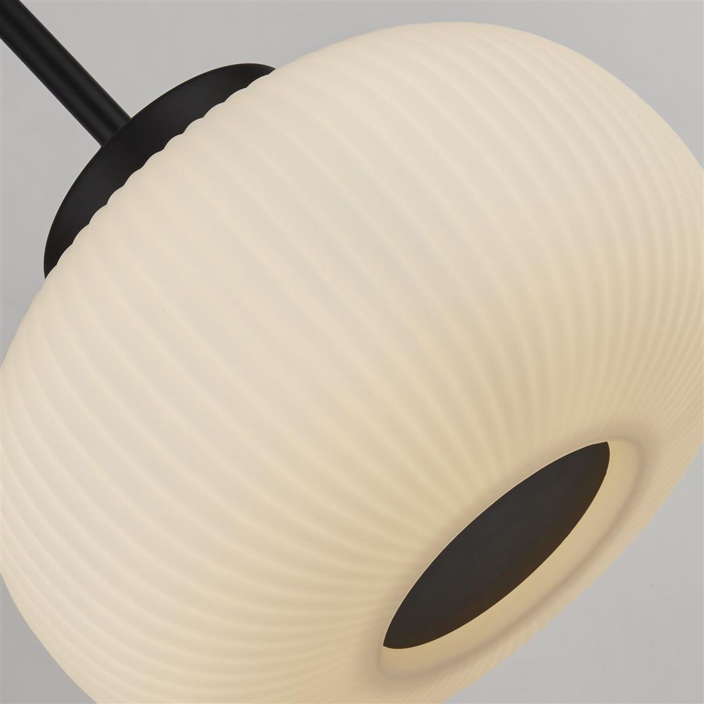 Lumina 104cm Svart taklampa från Searchlight - Den mattsvarta metallramen i kombination med r&auml;fflade sk&auml;rmar i opalglas skapar en modern och stilfull look som passar b&aring;de ljusa och m&ouml;rka inredningar.