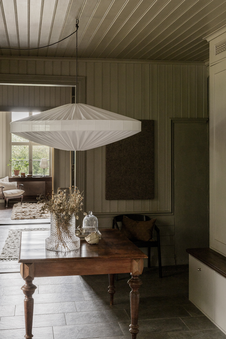 Alba skärm exkl. upphäng Ø115 Vit taklampa från Alde & Lind - Med linnetyget i en offwhite f&auml;rg f&aring;r lampsk&auml;rmen Alba ett sofistikerat och elegant uttryck.