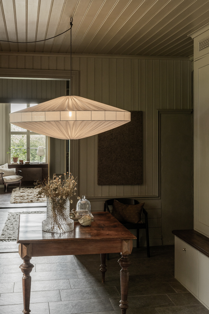 Alba skärm exkl. upphäng Ø115 Vit taklampa från Alde & Lind - Med linnetyget i en offwhite f&auml;rg f&aring;r lampsk&auml;rmen Alba ett sofistikerat och elegant uttryck.