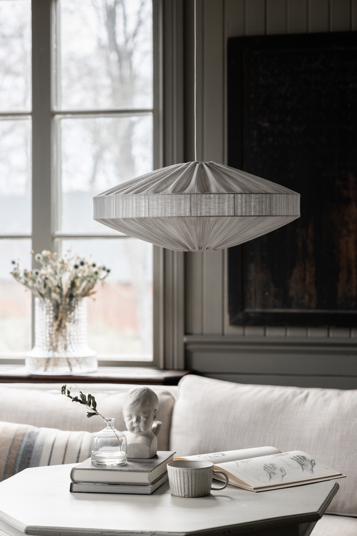 Alba Rand skärm exkl. upphäng Ø58 Vit taklampa från Alde & Lind - Den eleganta randen i tyget ger lampsk&auml;rmen Alba ett sofistikerat och elegant uttryck.