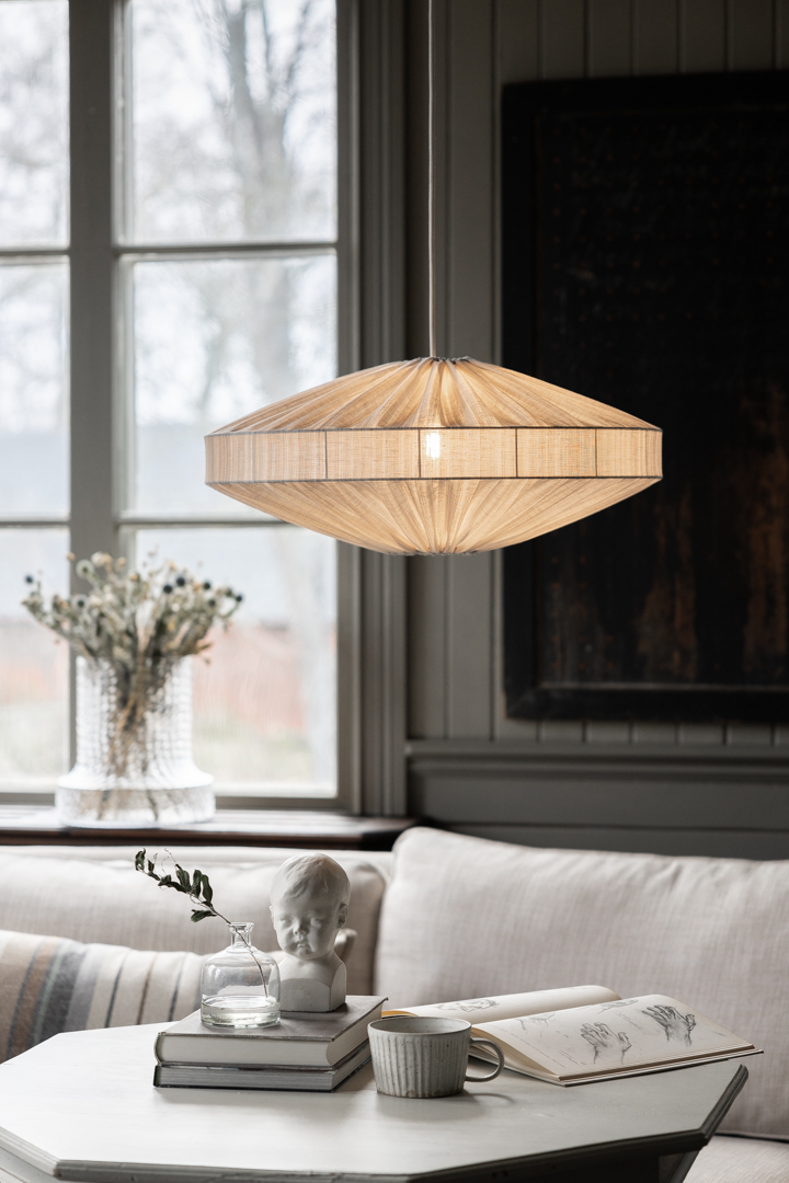 Alba Rand skärm exkl. upphäng Ø58 Vit taklampa från Alde & Lind - Den eleganta randen i tyget ger lampsk&auml;rmen Alba ett sofistikerat och elegant uttryck.