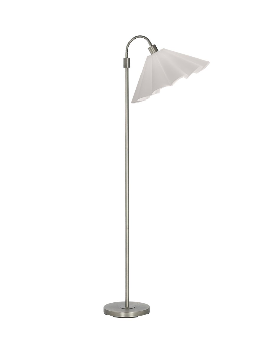 Amy Flex Silver golvlampa från PR Home - Lampan har en stomme av metall i silverfinish med en justerbar &ouml;vre arm och str&ouml;mbrytare p&aring; sockeln f&ouml;r enkel anv&auml;ndning.