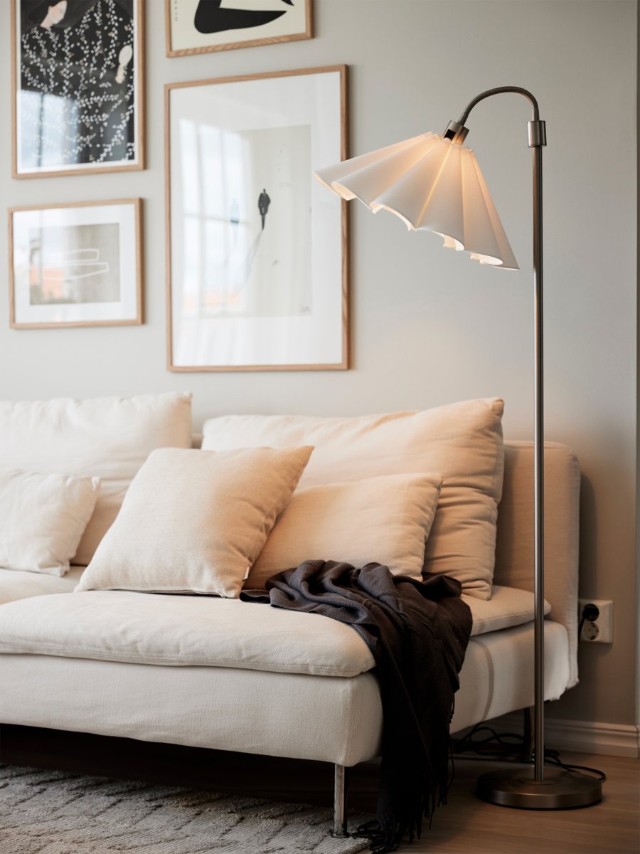 Amy Flex Silver golvlampa från PR Home - Lampan har en stomme av metall i silverfinish med en justerbar &ouml;vre arm och str&ouml;mbrytare p&aring; sockeln f&ouml;r enkel anv&auml;ndning.