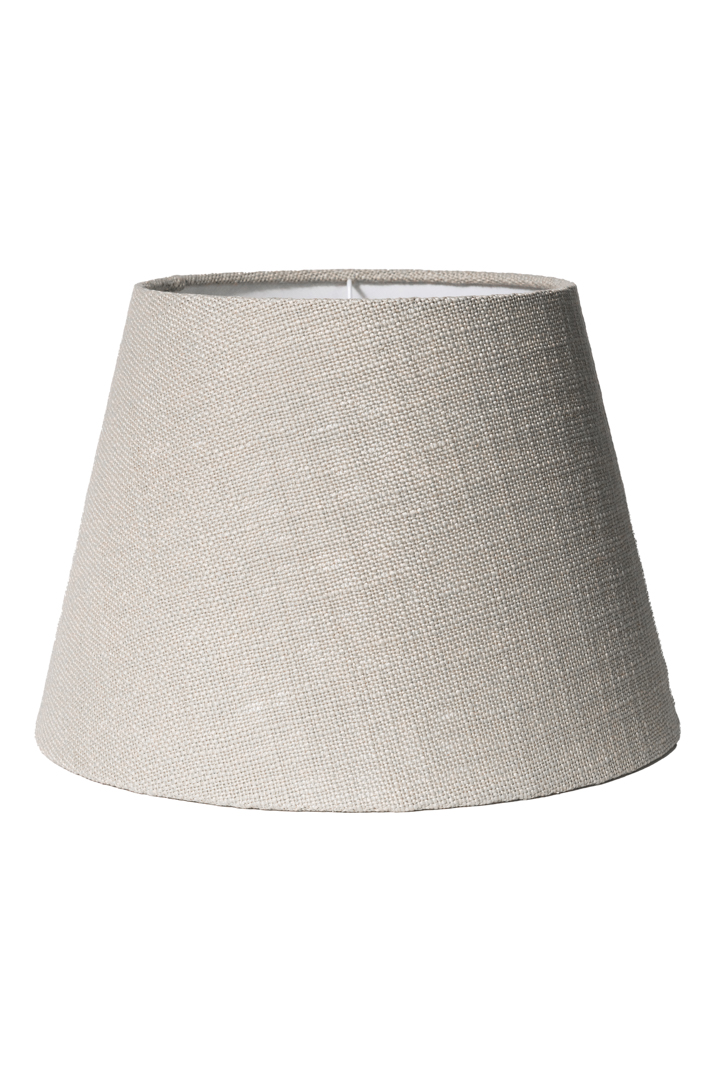 Lampskärm Ilse Ø40 Sand från Alde & Lind - Ilse &auml;r en klassisk lampsk&auml;rm kl&auml;dd i ett strukturerade tyg i en mjuk sandf&auml;rgad nyans.