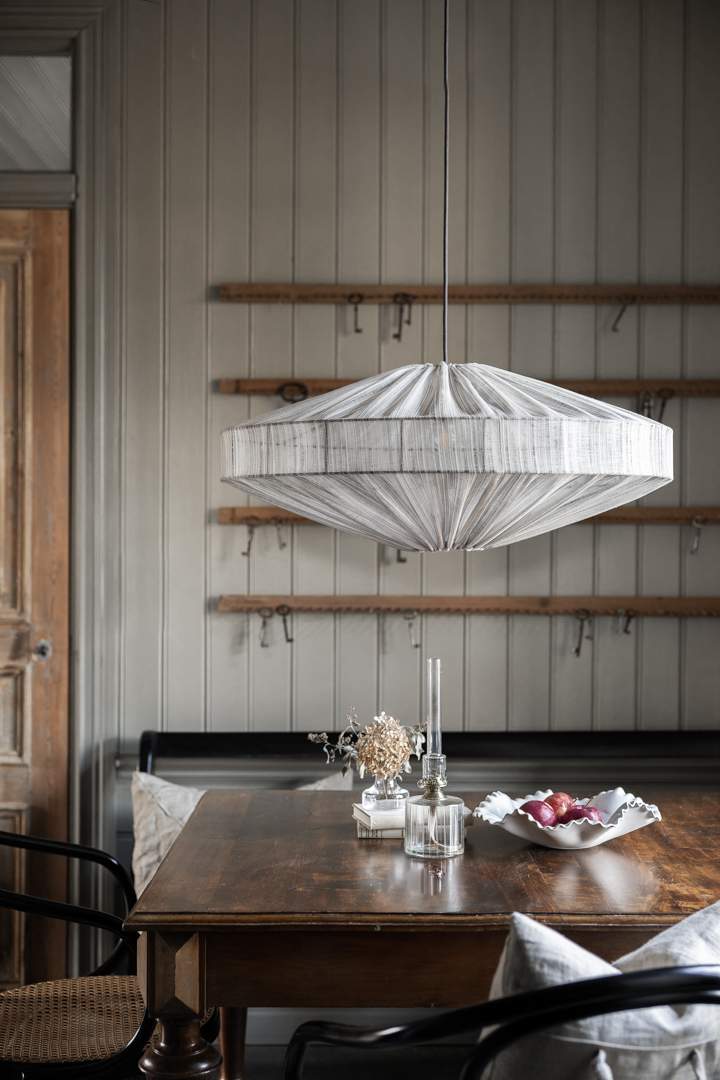 Alba Rand skärm exkl. upphäng Ø78 Brun taklampa från Alde & Lind - Den eleganta randen i tyget ger lampsk&auml;rmen Alba ett sofistikerat och elegant uttryck.