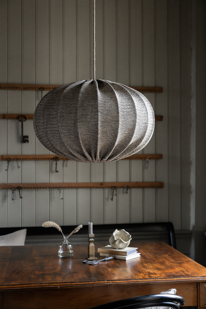 Moon skärm exkl. upphäng Ø58 Brun taklampa från Alde & Lind - Moon &auml;r en modern lampsk&auml;rm i en klassisk uppdaterad form tillverkad i ett gr&ouml;vre tyg som ger ett varierande uttseende, t&auml;nd som sl&auml;ckt.