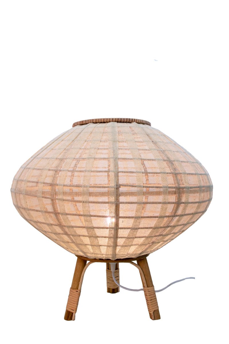 Borneo 48cm Natur golvlampa från Globen Lighting - Lampan &auml;r tillverkad av naturf&auml;rgad rotting och offwhite linnetyg och den har en 200 cm l&aring;ng vit textilkabel med golvbrytare och stickkontakt.