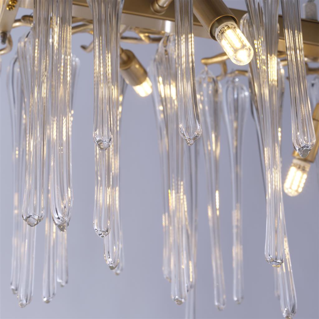 Heritage 117cm Guld kristall från Searchlight - De l&aring;ngsmala glasdetaljerna skapar ett levande och skimrande uttryck som ger rummet b&aring;de r&ouml;relse och exklusiv k&auml;nsla.