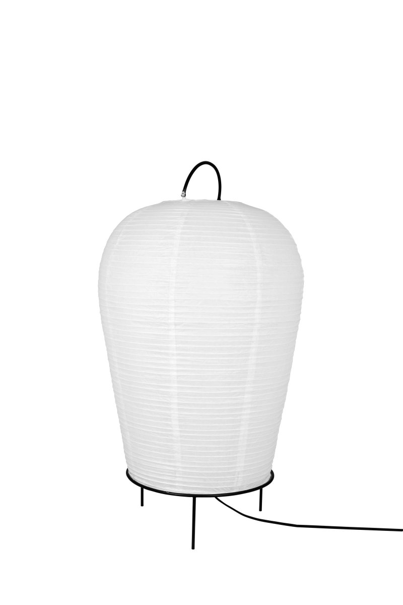 Osaka Vit golvlampa från Globen Lighting - Osaka &auml;r en stor strikt grafisk golvrislampa.