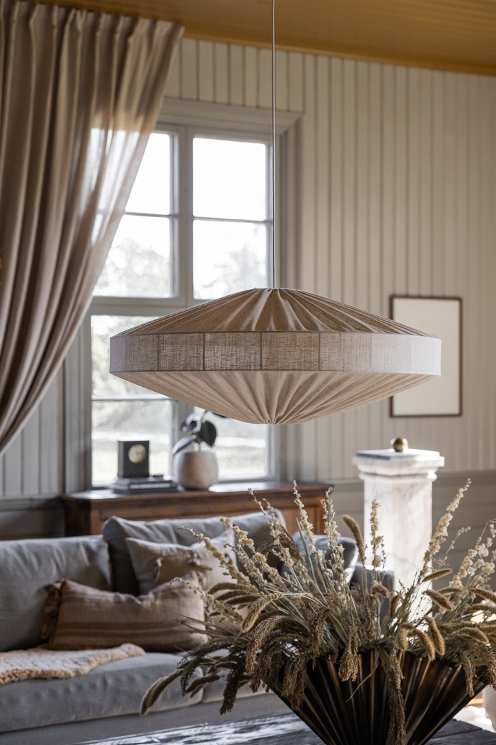 Alba skärm exkl. upphäng Ø78 Natur taklampa från Alde & Lind - Med linnetyget i en beige/naturlig f&auml;rg f&aring;r lampsk&auml;rmen Alba ett sofistikerat och elegant uttryck.