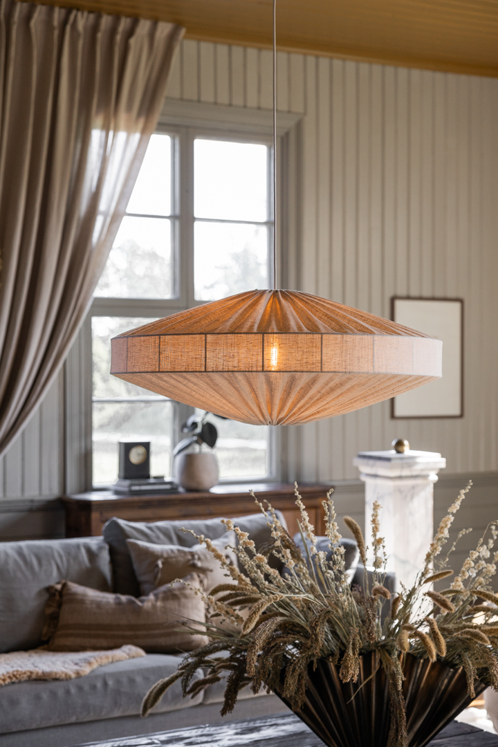 Alba skärm exkl. upphäng Ø78 Natur taklampa från Alde & Lind - Med linnetyget i en beige/naturlig f&auml;rg f&aring;r lampsk&auml;rmen Alba ett sofistikerat och elegant uttryck.