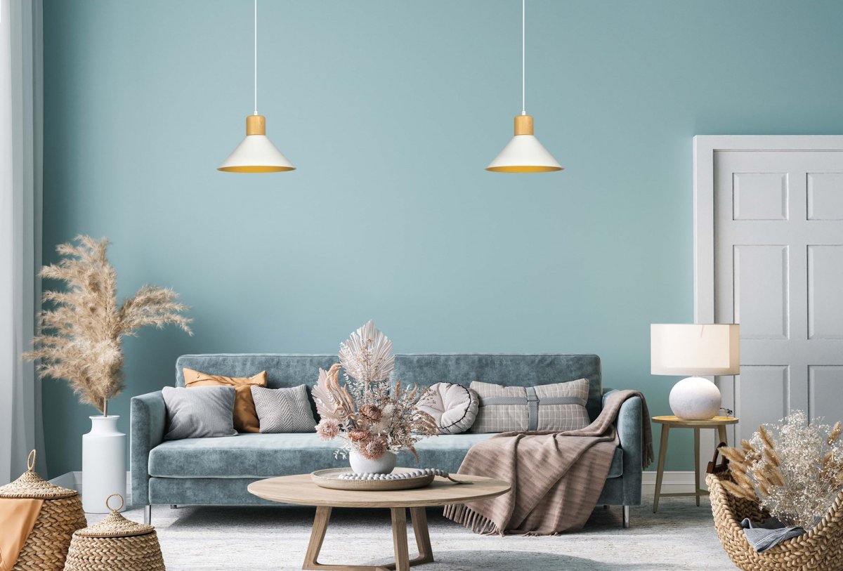 Rowen Ø25 Vit taklampa från Emibig Lighting - Rowen-lamporna har &ouml;ppna metallsk&auml;rmar som sprider ljuset effektivt &auml;ven i st&ouml;rre rum, medan de dekorativa tr&auml;detaljerna tillf&ouml;r b&aring;de v&auml;rme och ett blickf&aring;ng som f&aring;ngar uppm&auml;rksamheten.