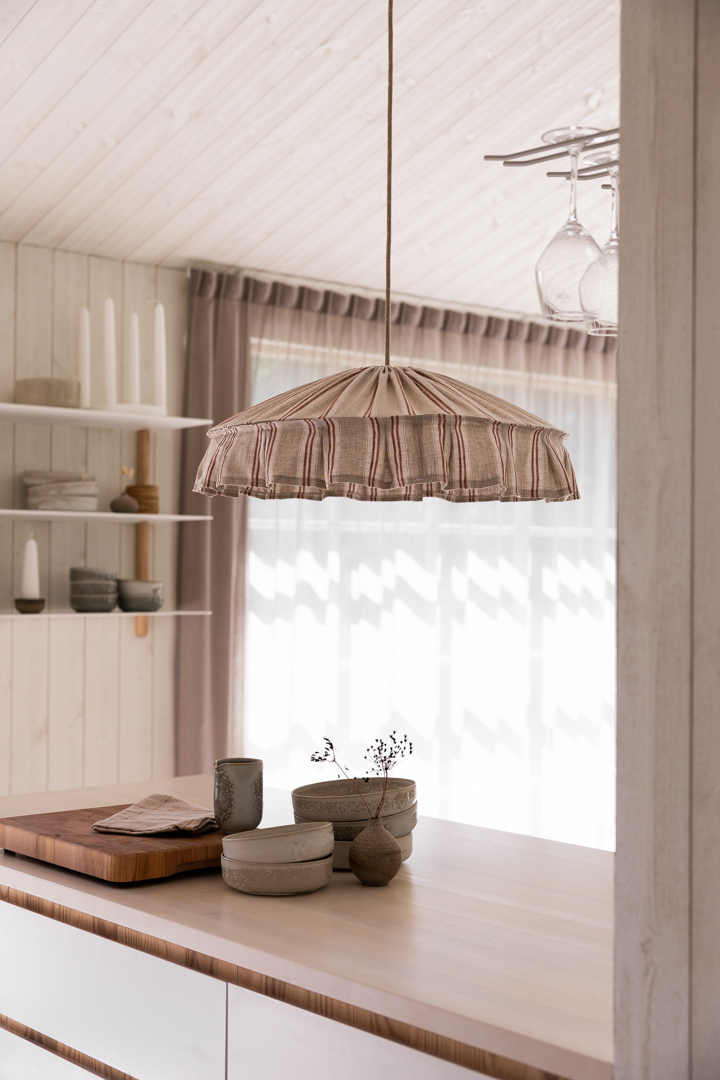 Vinga skärm exkl. upphäng Ø58 Natur/rost taklampa från Alde & Lind - Vinga &auml;r en dekorativ taklampsk&auml;rm i 100% linne med ett randigt m&ouml;nster i rostr&ouml;tt och naturliga toner.