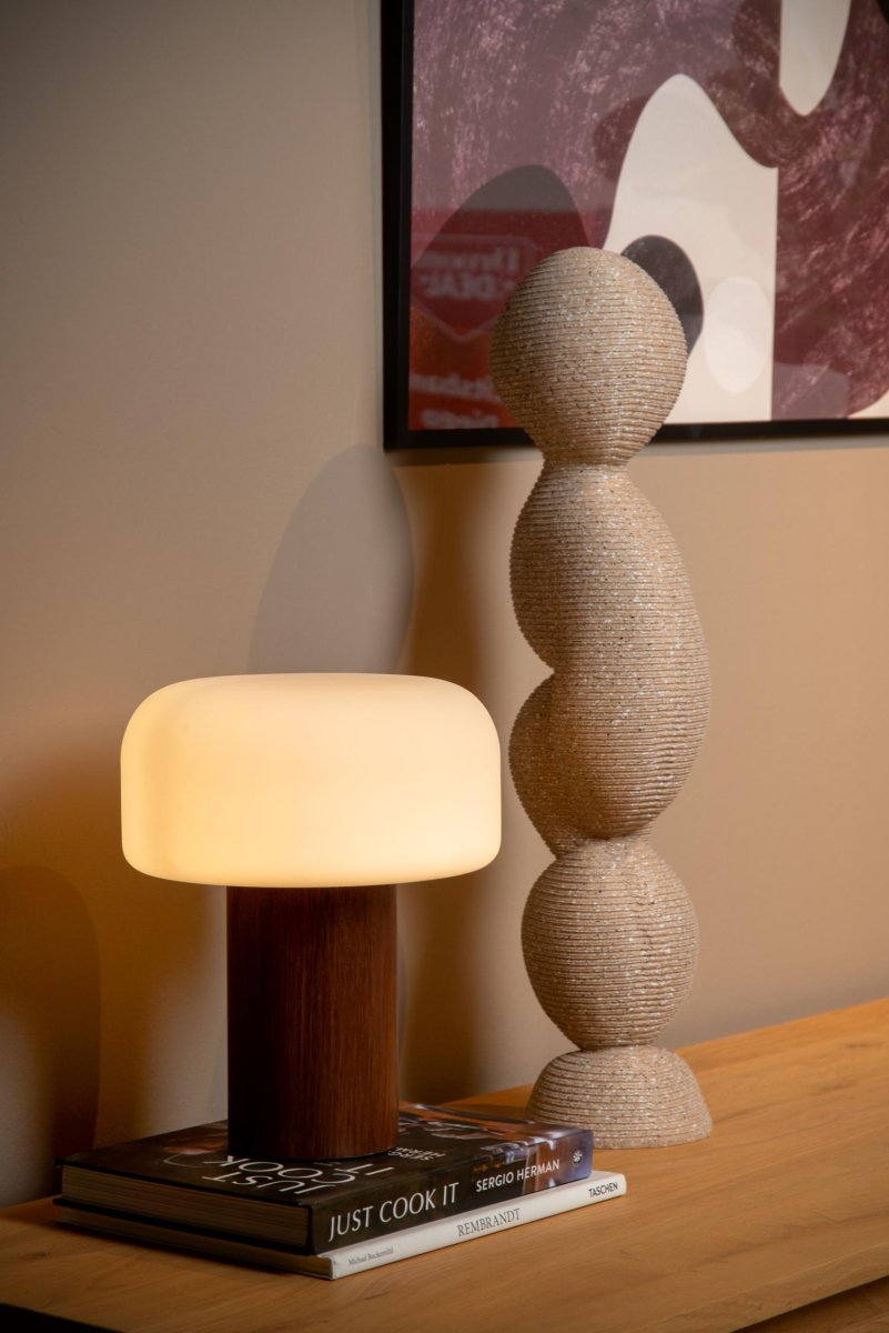 Kenan 28cm Trä bordslampa från Lucide - Kenan passar s&ouml;ml&ouml;st in i alla milj&ouml;er &ndash; som en dekorativ accessoar p&aring; din sk&auml;nk, som st&auml;mningsh&ouml;jare i hallen eller som s&auml;llskap p&aring; nattduksbordet.