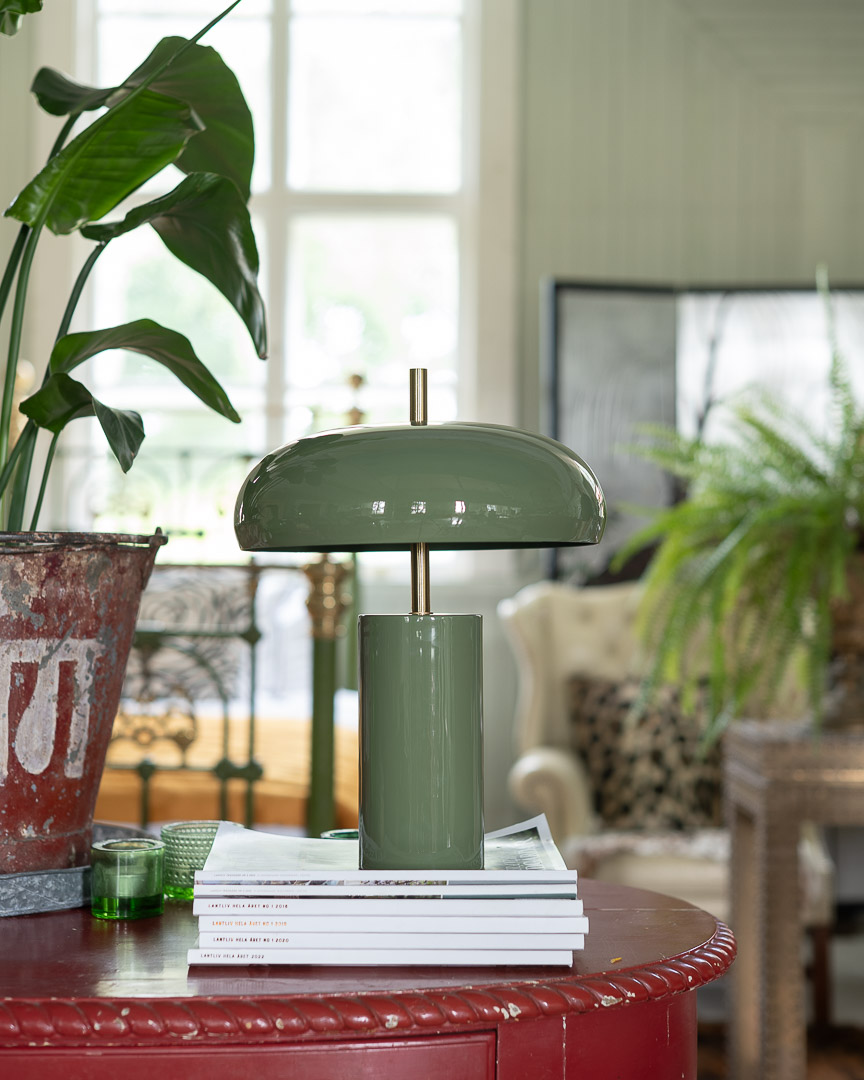 Lex 40cm Grön bordslampa från Alde & Lind - Lex &auml;r en modern bordslampa i metall med en dov gr&ouml;n f&auml;rg och h&ouml;gblank, emaljliknande finish.
