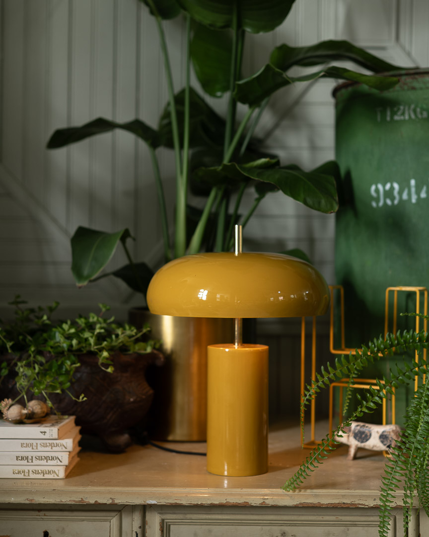 Lex 40cm Gul bordslampa från Alde & Lind - Lex &auml;r en modern bordslampa i metall med en senapsgul f&auml;rg och h&ouml;gblank, emaljliknande finish.