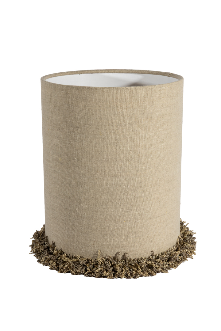 Lampskärm Cylinder Frans Ø22 Natur från Alde & Lind - Kanterna &auml;r omsorgsfullt invikta och l&auml;ngs nederkanten l&ouml;per en dekorativ, kraftig sn&ouml;rmakerifranskant som ger lampsk&auml;rmen en elegant och exklusiv detalj.