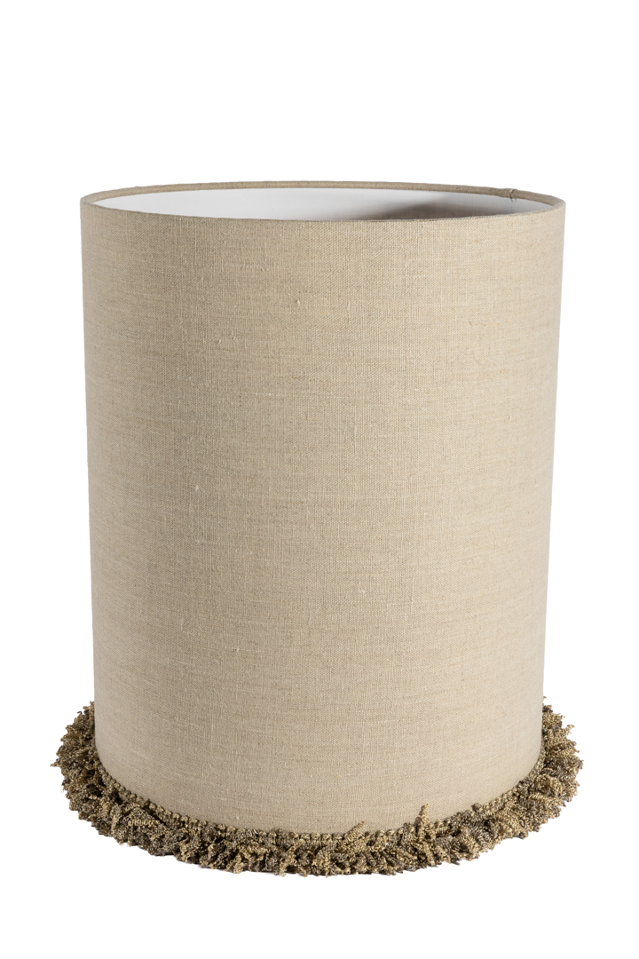 Lampskärm Cylinder Frans Ø30 Natur från Alde & Lind - Kanterna &auml;r omsorgsfullt invikta och l&auml;ngs nederkanten l&ouml;per en dekorativ, kraftig sn&ouml;rmakerifranskant som ger lampsk&auml;rmen en elegant och exklusiv detalj.