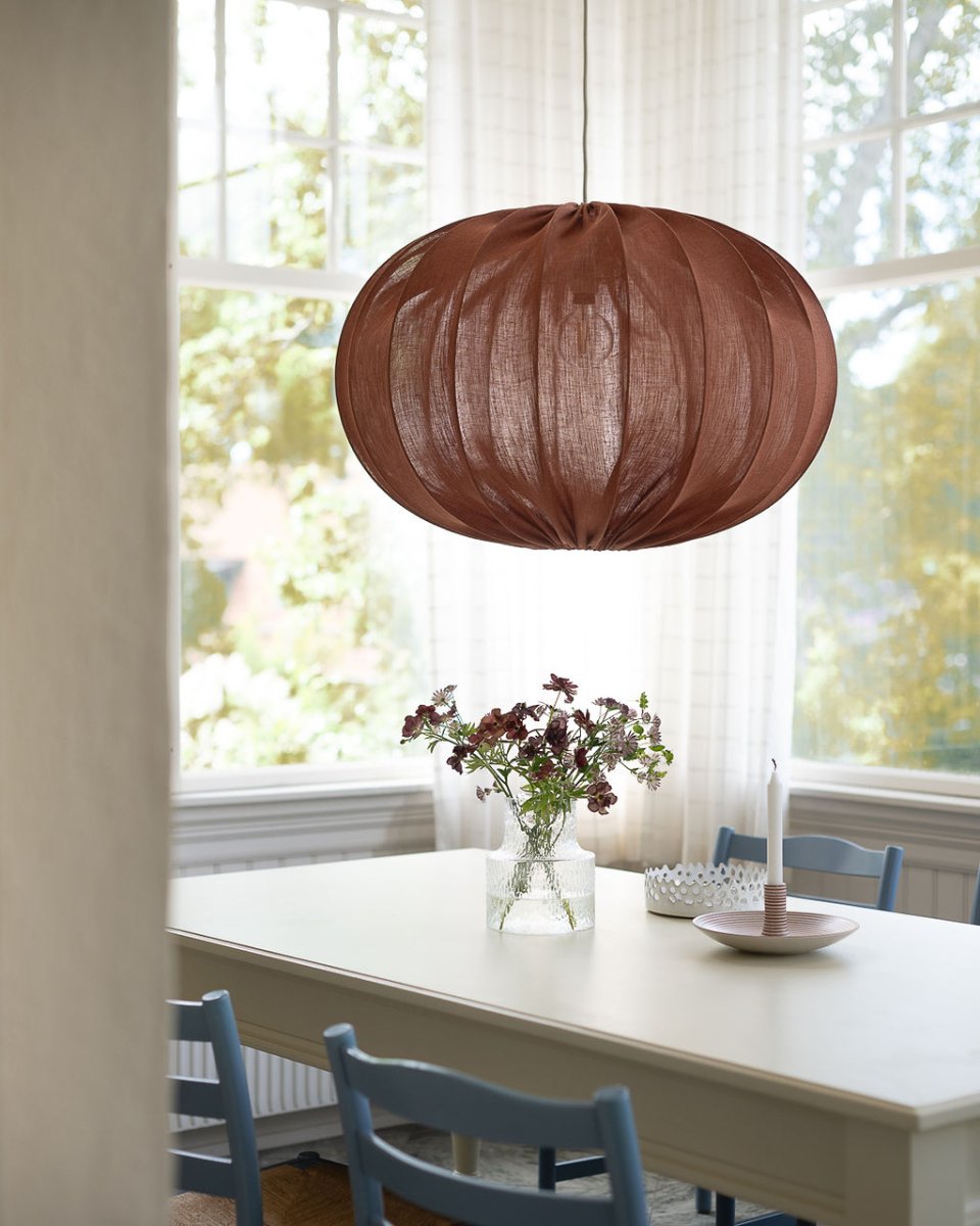 Moon skärm exkl. upphäng Ø78 Rost taklampa från Alde & Lind - Moon &auml;r en rundad taklampsk&auml;rm med metallstomme och textil i en varm rostr&ouml;d f&auml;rg.