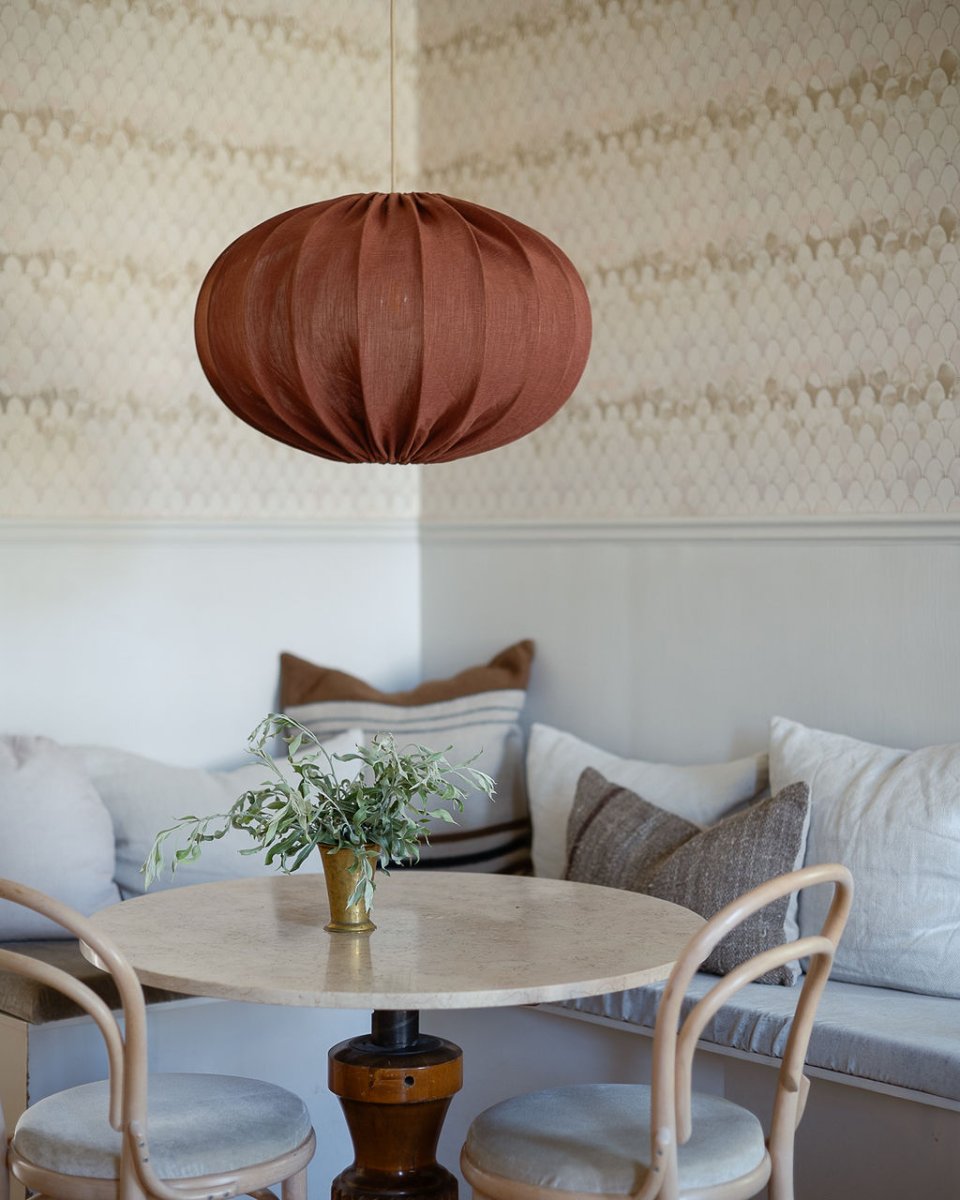 Moon skärm exkl. upphäng Ø58 Rost taklampa från Alde & Lind - Moon &auml;r en rundad taklampsk&auml;rm med metallstomme och textil i en varm rostr&ouml;d f&auml;rg.
