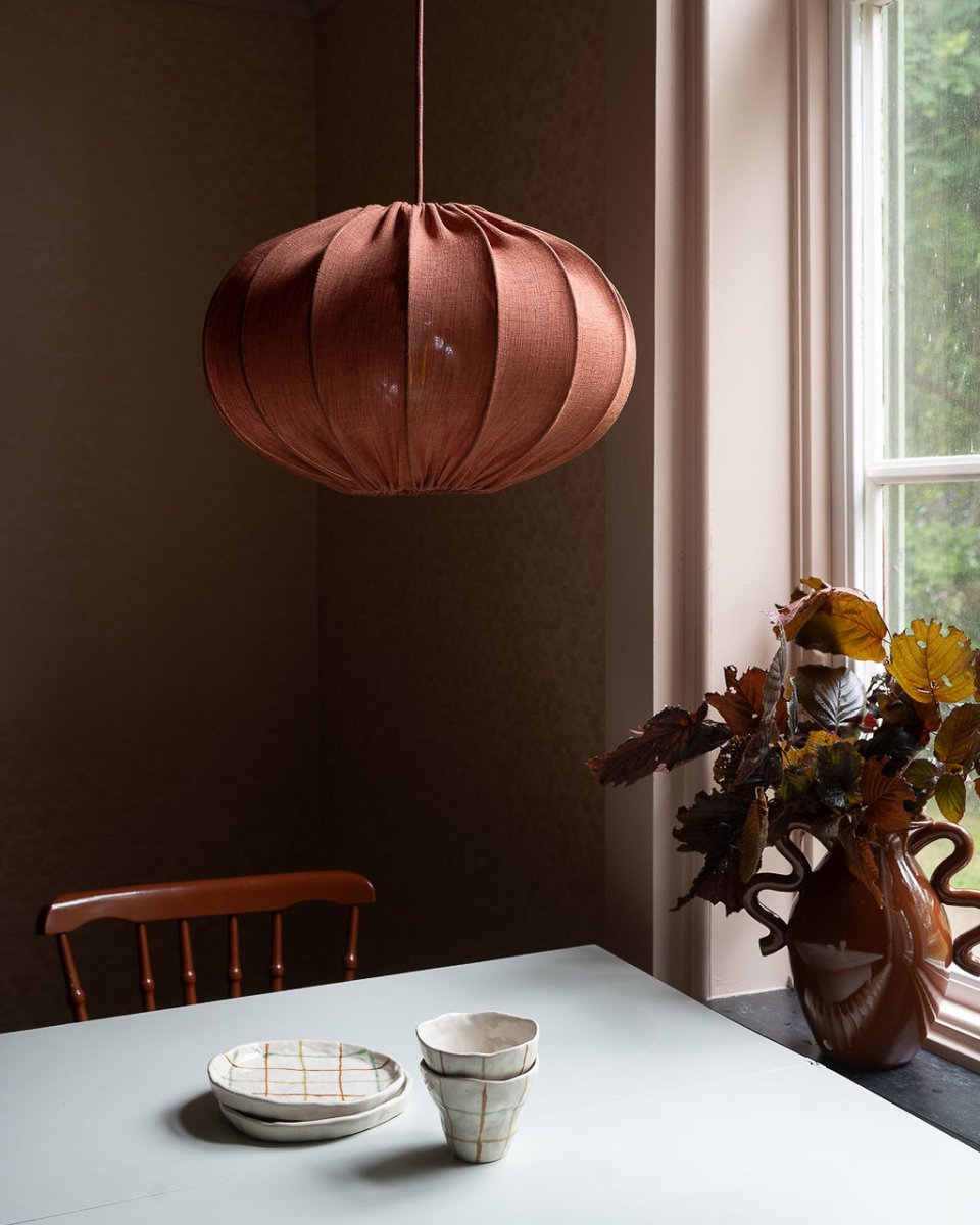 Moon skärm exkl. upphäng Ø45 Rost taklampa från Alde & Lind - Moon &auml;r en rundad taklampsk&auml;rm med metallstomme och textil i en varm rostr&ouml;d f&auml;rg.