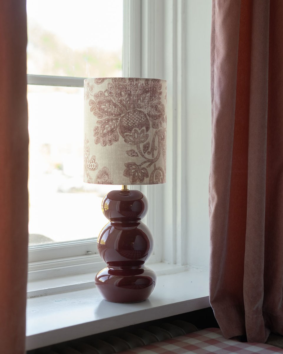 Lampskärm Cylinder Sunshine Ø22 Mörkröd från Alde & Lind - Cylinder Sunshine &auml;r en handsydd, cylinderformad lampsk&auml;rm i en linnemix med ett vackert, dekorativt m&ouml;nster.
