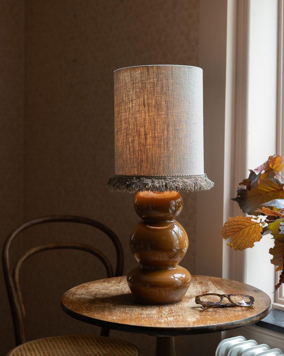 Becca 36cm Brun från Alde & Lind - Becca &auml;r en dekorativ lampfot i metall med en varm brun f&auml;rg och glansig, emaljliknande finish.
