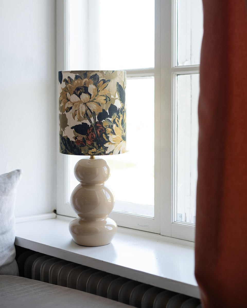 Becca 36cm Beige från Alde & Lind - Becca &auml;r en dekorativ lampfot i metall med en mjuk beige f&auml;rg och glansig, emaljliknande finish.