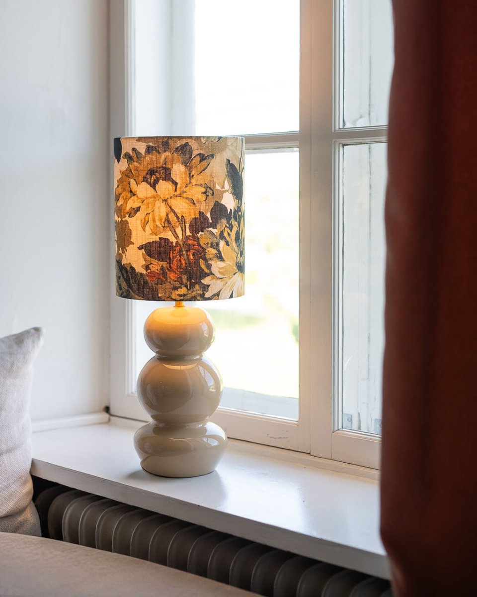 Becca 36cm Beige från Alde & Lind - Becca &auml;r en dekorativ lampfot i metall med en mjuk beige f&auml;rg och glansig, emaljliknande finish.