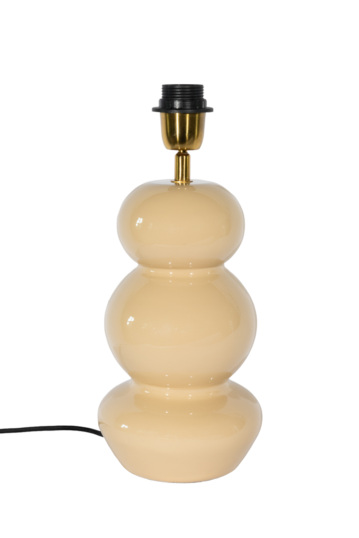 Becca 36cm Beige från Alde & Lind - Becca &auml;r en dekorativ lampfot i metall med en mjuk beige f&auml;rg och glansig, emaljliknande finish.