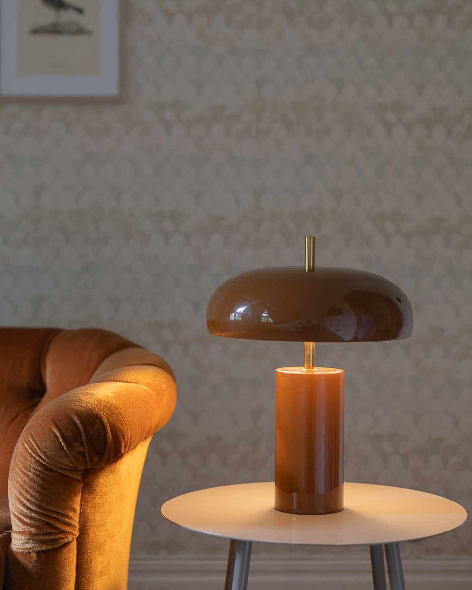 Lex 40cm Brun bordslampa från Alde & Lind - Lex &auml;r en modern bordslampa i metall med en varm brun f&auml;rg och h&ouml;gblank, emaljliknande finish.